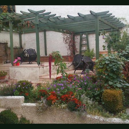 Room "Honeybee" In A Neoclassical House 카스토리아 외부 사진