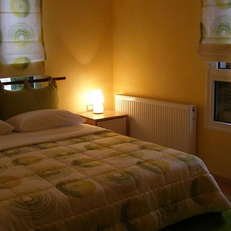 Room "Honeybee" In A Neoclassical House 카스토리아 외부 사진