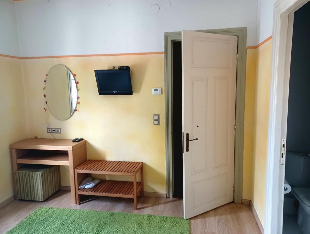 Room "Honeybee" In A Neoclassical House 카스토리아 외부 사진