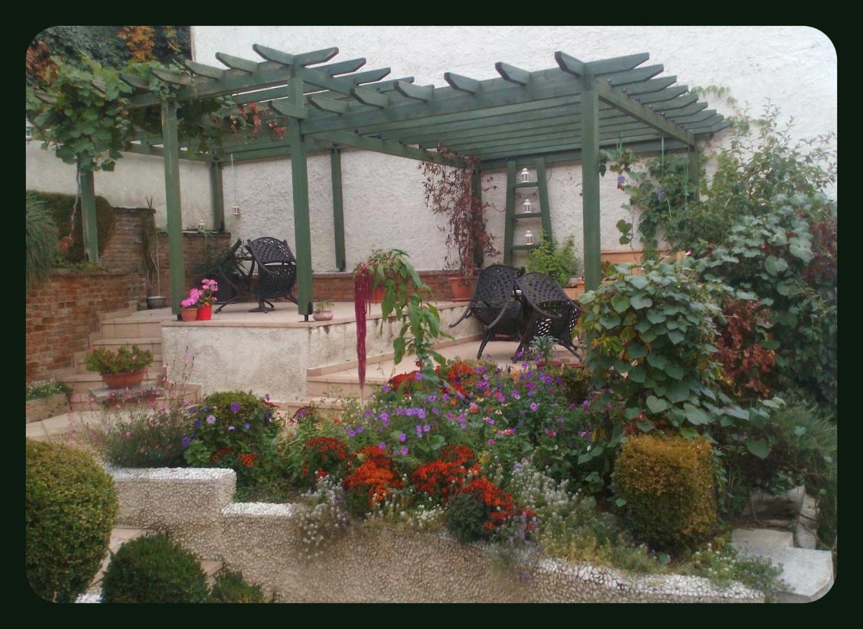 Room "Honeybee" In A Neoclassical House 카스토리아 외부 사진
