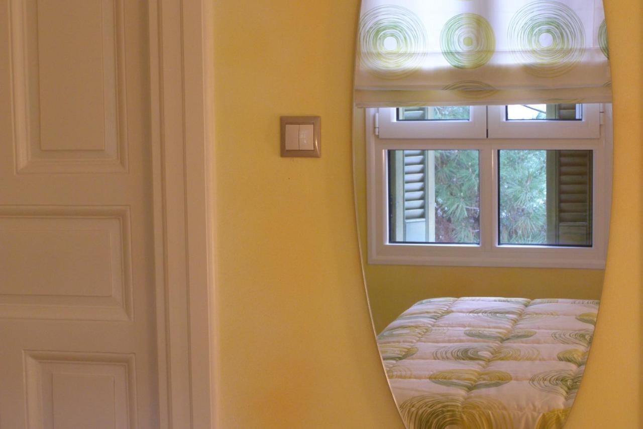 Room "Honeybee" In A Neoclassical House 카스토리아 외부 사진