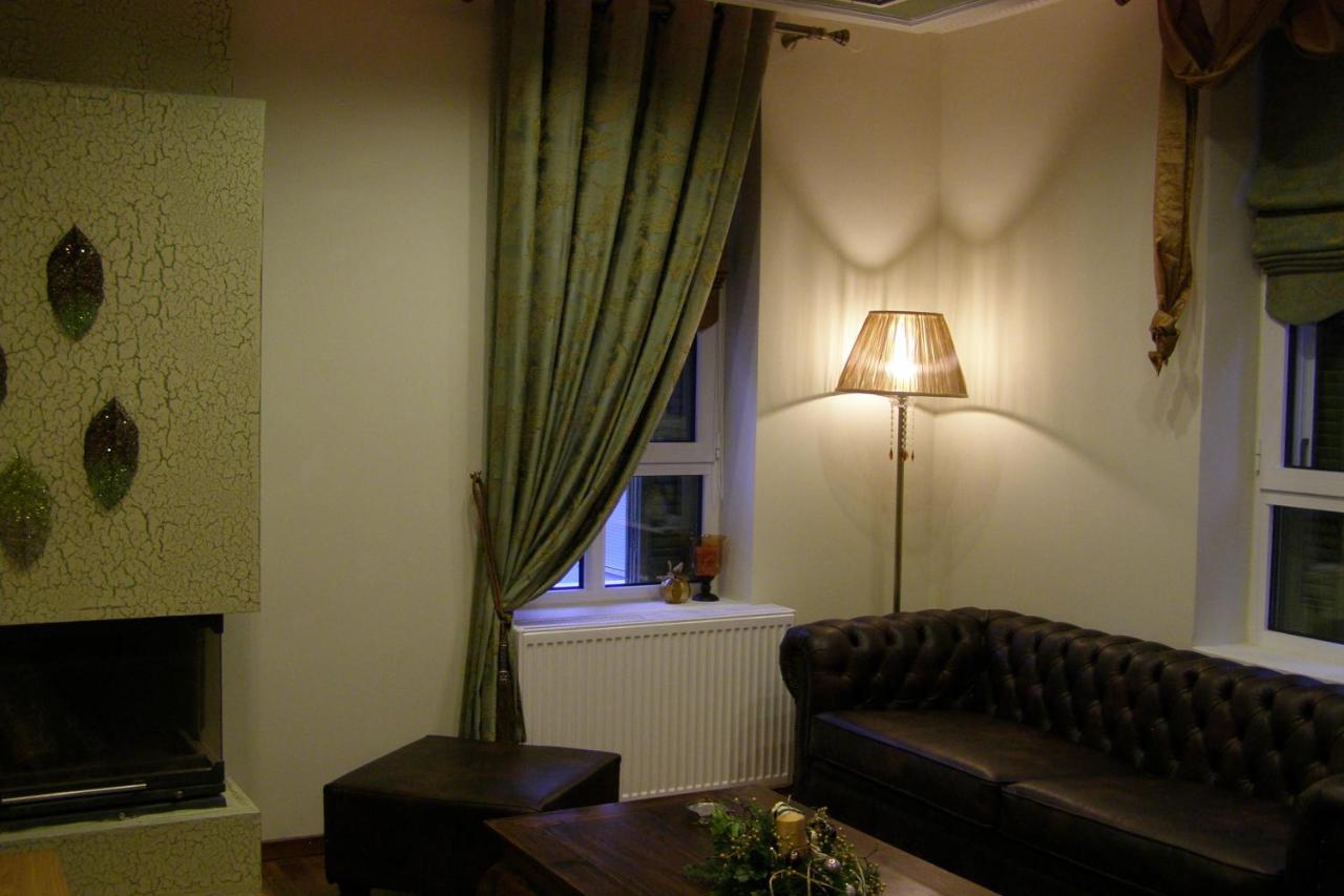 Room "Honeybee" In A Neoclassical House 카스토리아 외부 사진